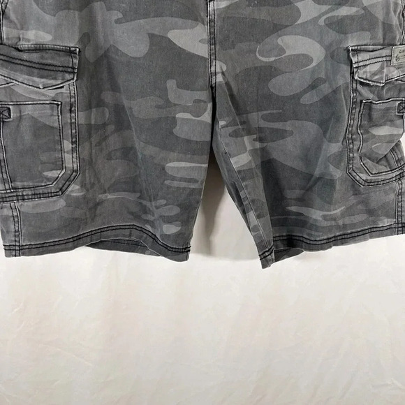 Unionbay Camo Cargo Shorts Men's 42 Grey Button Zip Side Pockets - Picture 3 of 11